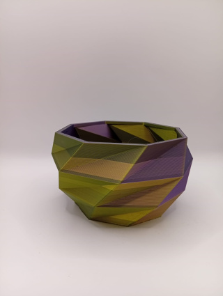 Doniczka 3D Twist Color – geometryczna forma, która gra światłem i kolorem