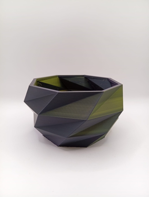 Doniczka 3D Twist Color – geometryczna forma, która gra światłem i kolorem