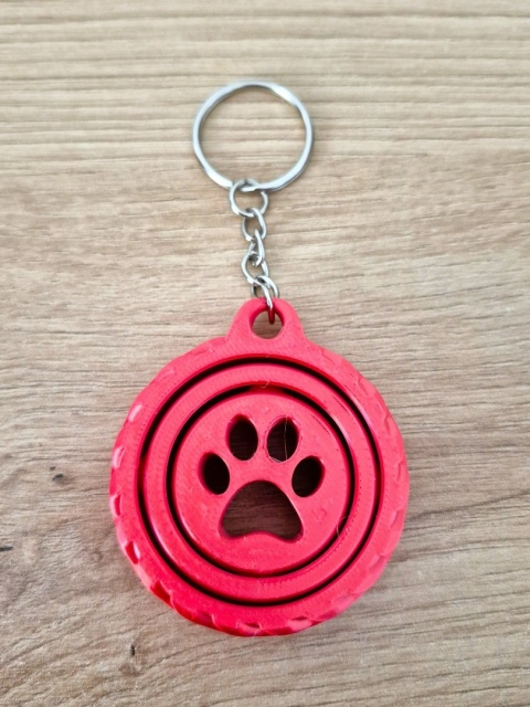 Obrotowy Brelok z Łapką 3D – 360°