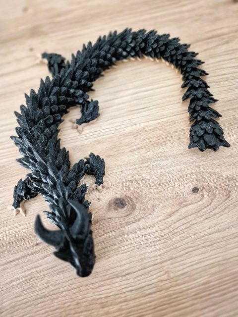 Smok AURIX – elastyczna figurka dekoracyjna z druku 3D